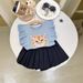 Kinderkleidung 2024 Frühlings- und Sommer-Mädchen-Set Oberteil mit fliegenden Ärmeln und Katzen-Print + Western-Faltenrock Zweiteiliges Set_voghion.com