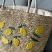Lässige Umhängetasche aus Weizenstroh mit Stickerei und gewebtem Zitronen-Mango-Muster, Handtragekorb mit großer Kapazität_voghion.com