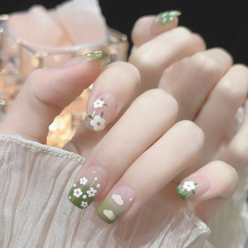 Thé glacé Long Island vert frais, patch de fleurs printanières, faux ongles A17_voghion.com