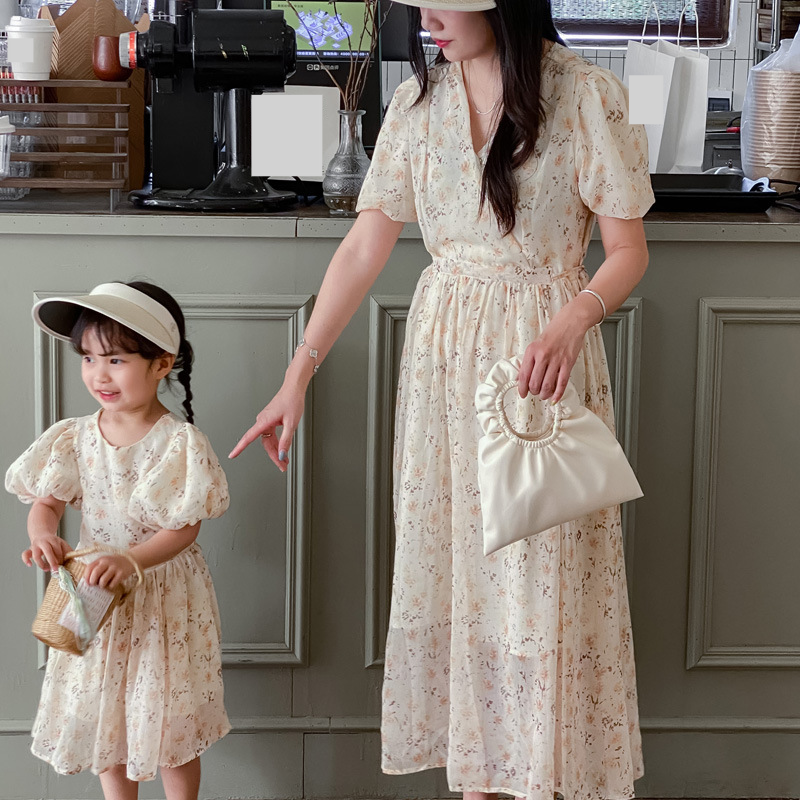 Madre e bambini Abito estivo genitore-figlio 2024 nuovo chiffon a maniche corte in stile coreano stile floreale sottile e fresco abito per madre e figlia_voghion.com