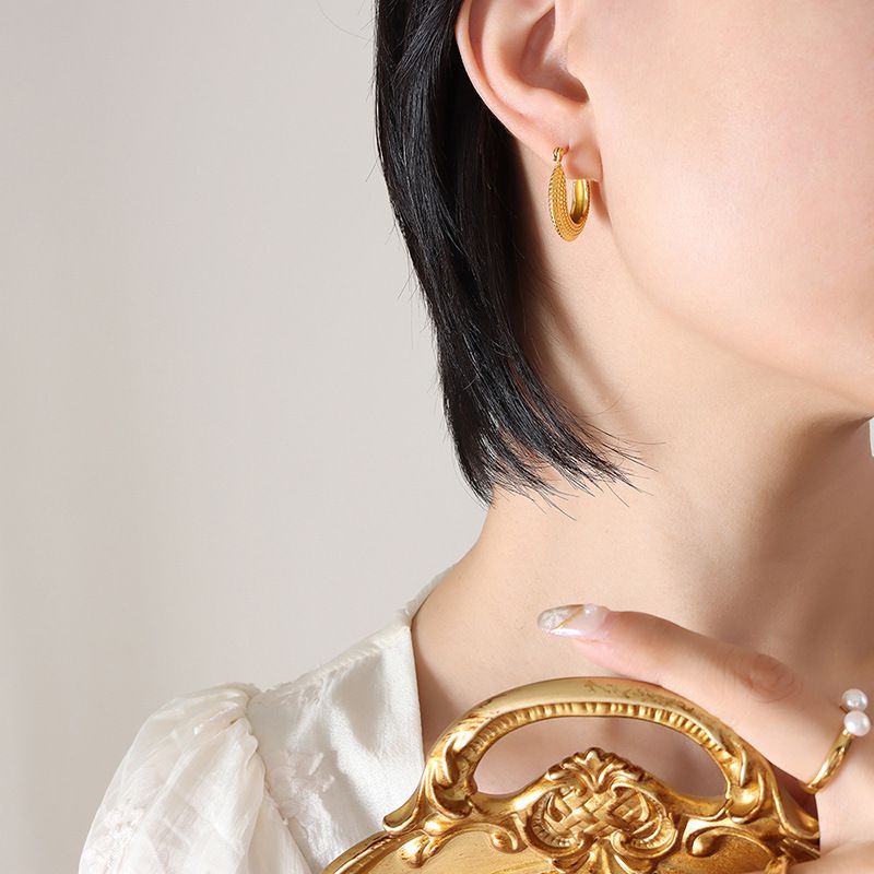 Boucles d'oreilles élégantes en forme d'écailles de poisson pour femme, style rétro, en acier inoxydable hypoallergénique, en forme de U, pour un usage quotidien, ne se décolore pas._voghion.com