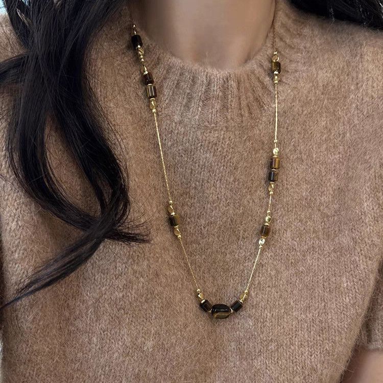 Nuova collana alla moda con perline in pietra occhio di tigre, abbinata a un design di accessori di alta gamma per autunno e inverno_voghion.com