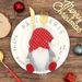 Service de table de Noël comprenant un porte-couverts Père Noël et un gnome, des ronds de serviette et une décoration pour les fêtes de Noël et la maison. Décoration de table festive pour les fêtes de Noël et la maison._voghion.com