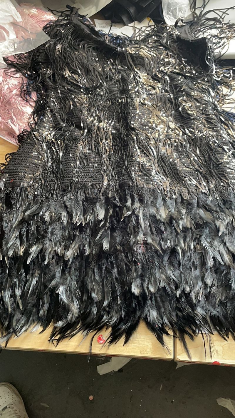 Abito da donna con nappe, paillettes, piume e cuciture, abito colorato_voghion.com