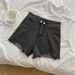 Internetkändisars korta jeansshorts med hög midja för kvinnor sommaren 2024, nya vida ben med hål som ser smalare ut._voghion.com