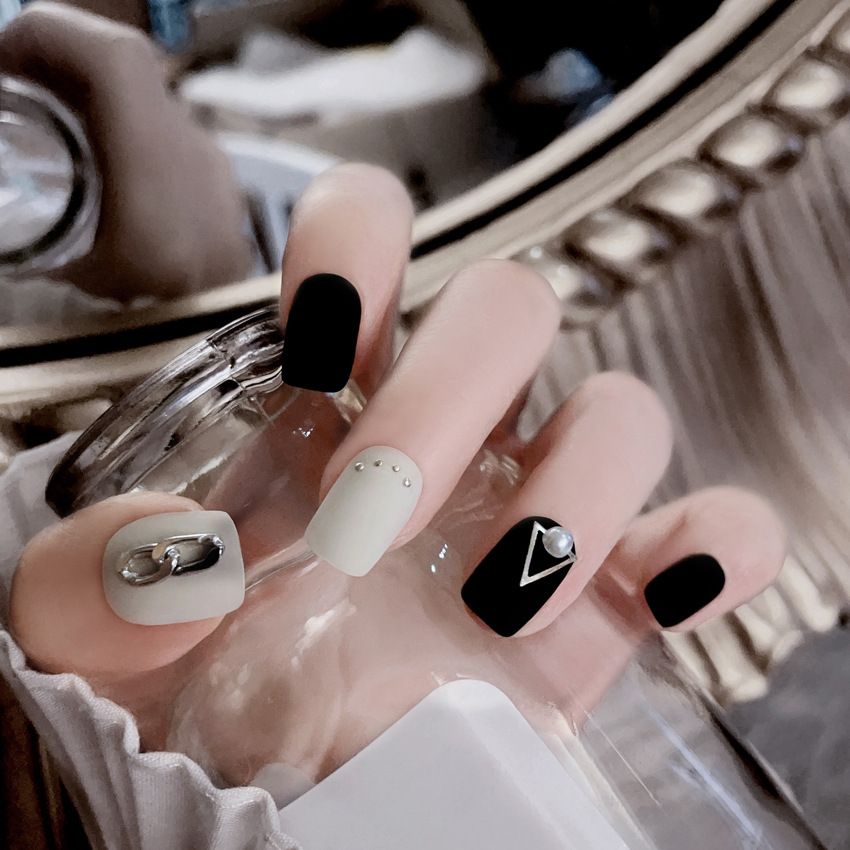 Autumn And Winter Breeze Simple Black Cool Chain Products Short Style Wearable False Nails Detachable Removal Panel_voghion.com