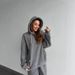 Completo da donna con felpa oversize con cappuccio e pantaloni jogger - Due pezzi streetwear foderati in pile, in grigio e cachi | Coulisse, comfort e stile urbano_voghion.com
