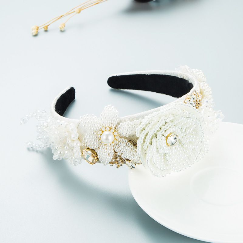 Harmonie mit dem Barockstil, übertriebene Persönlichkeit, handgefertigte Perlen, Perlen, Strasssteine, Blumen, Weiß_voghion.com