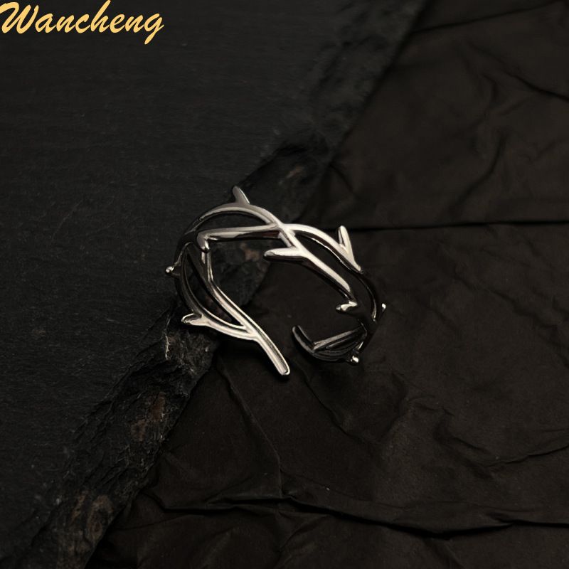 Anello in acciaio al titanio creativo con striscia geometrica placcata in oro e stile unico_voghion.com