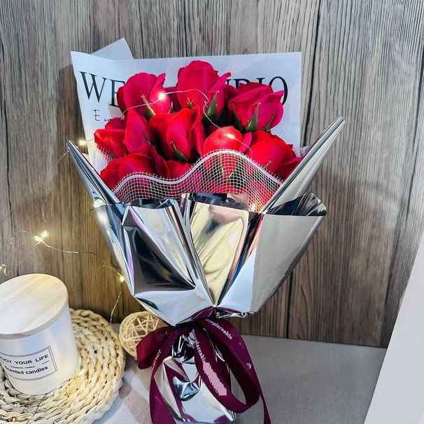 Regalos navideños: ramo de rosas y tulipanes artificiales, ideal para fiestas y cumpleaños. Fabricante de ramos de flores._voghion.com