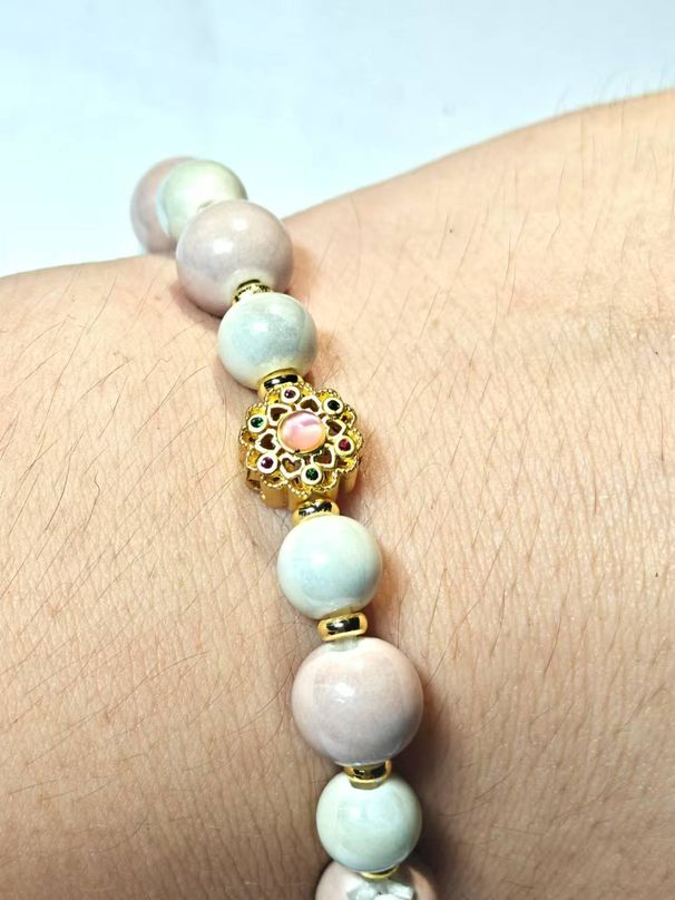 Handgefertigtes Keramikarmband aus Jingdezhen: Kunsthandwerklich gefertigt mit Perlen in zarten Pastellfarben, floralem Emaille-Anhänger und goldenen Details für alltägliche Eleganz_voghion.com