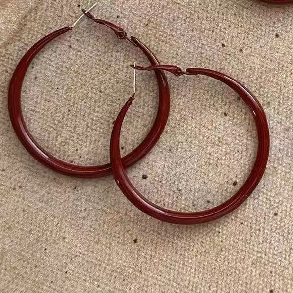 My face is round. Red oil dripping large with temperament. Ear clips for autumn and winter. Ankola red earrings_voghion.com