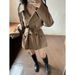 Zweireihiger Trenchcoat in Kamelbraun für Damen – Klassischer britischer Stil – Elegante und zeitlose Oberbekleidung für Herbst/Winter_voghion.com
