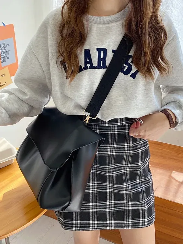 2024 Designer Free Shipping Womens Autumn And Winter Large Capacity Bag New Underarm Briefcase Niche Design High-end_voghion.com