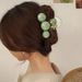 Fermaglio per capelli da donna in acrilico verde di alta qualità, con testa a sfera legata a metà e una grande clip a forma di squalo per_voghion.com