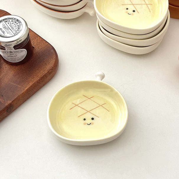 Piatto piccolo in ceramica con testa di pane, simpatico cartone animato, con sapore creativo, per spuntini casalinghi, con salsa di condimento colorata sotto smalto._voghion.com