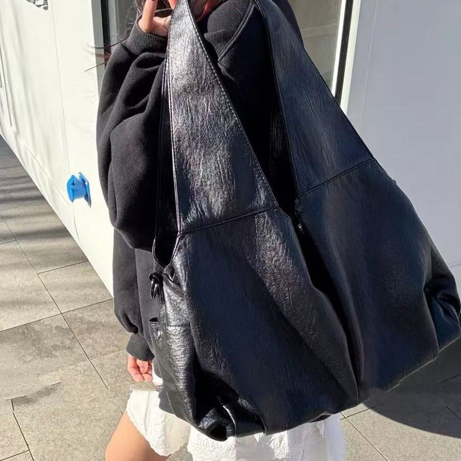 New Versatile Oil Wax Leather Large Capacity Tote High-end Shoulder Underarm Commuter Crossbody Bag_voghion.com