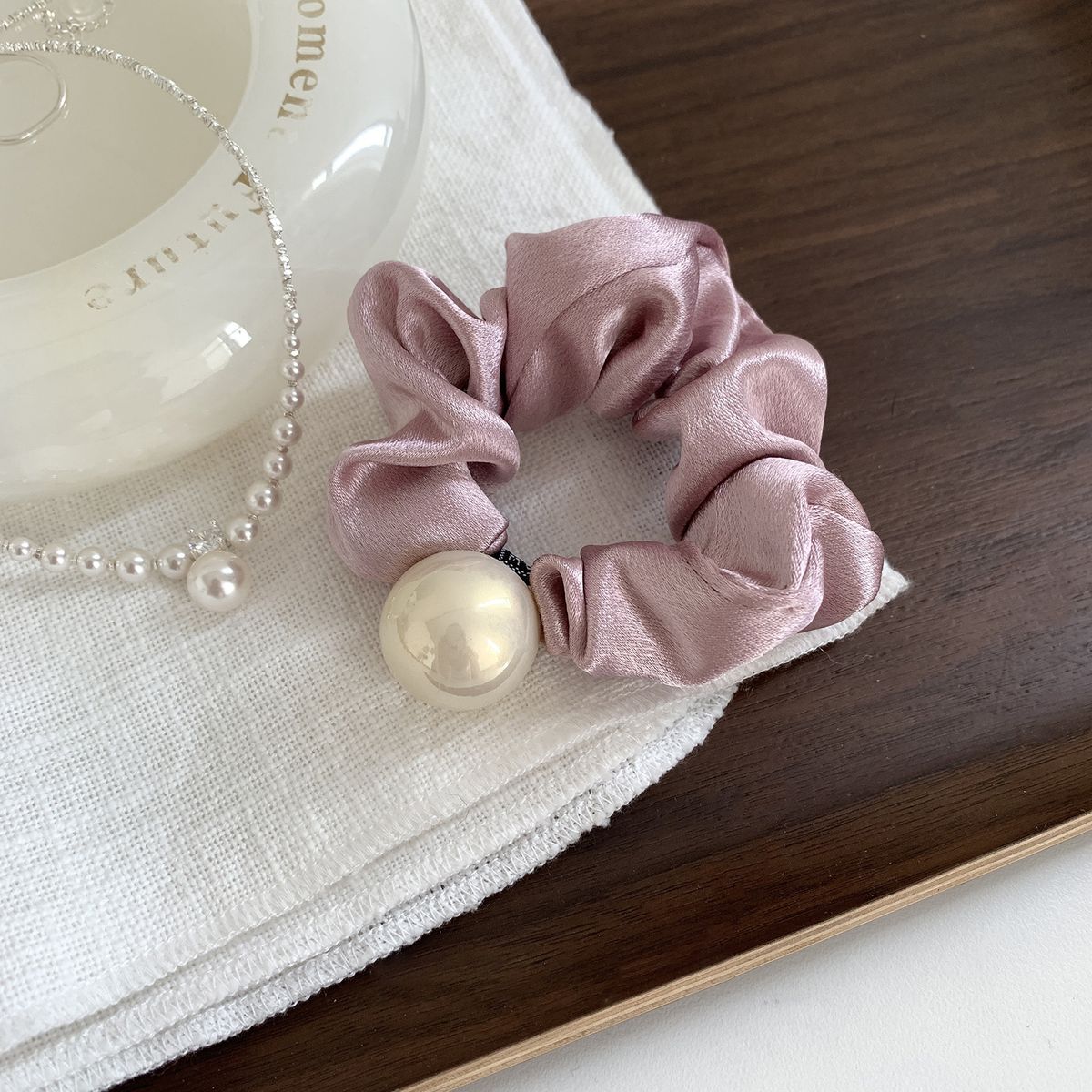 Copricapo francese in raso di perle, semplice, retrò, con anello per capelli legato e coda di cavallo bassa._voghion.com