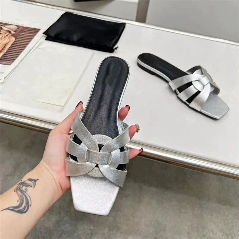 2025 New Fashionable Versatile Classic Slippers And Sandals Cross Coarse Heel Denim Ostrich Pattern Outerwear Exposed_voghion.com