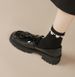 Einzelne kleine Lederschuhe im britischen JK-Stil mit tiefem Schnitt, vielseitige Loafer mit dicker Sohle und Quaste für Damen im Frühjahr 2024_voghion.com