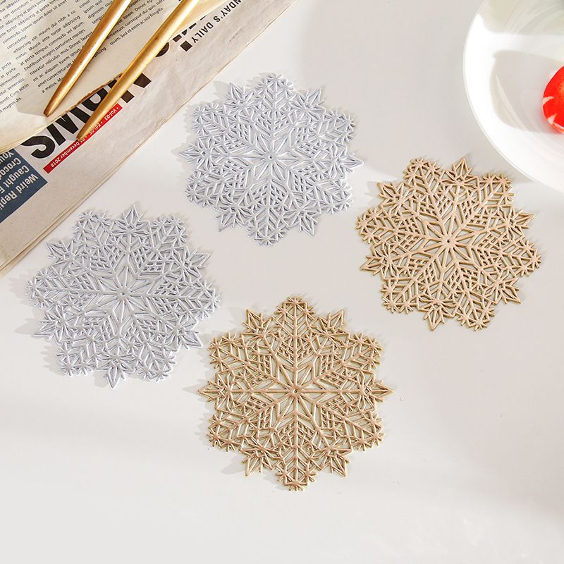 Ensemble de sets de table et sous-verres hexagonaux en PVC motif flocon de neige - Sets de table antidérapants et résistants à la chaleur, dorés et argentés, pour une décoration moderne, de Noël et des fêtes_voghion.com