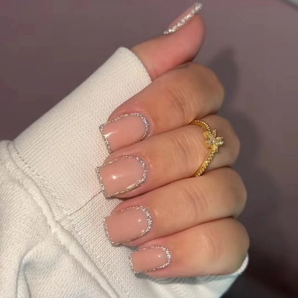 Stile corto con unghie quadrate e polvere glitterata argentata pressata sulle unghie_voghion.com