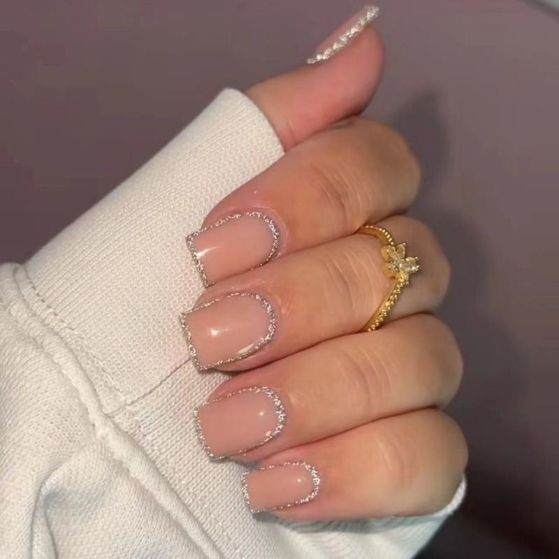 Stile corto con unghie quadrate e glitter argento in polvere press on_voghion.com