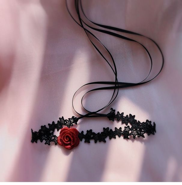Collana lunga con clavicola in pizzo nero, girocollo con fiore di rosa intrecciato rosso vino e corda da annodare_voghion.com