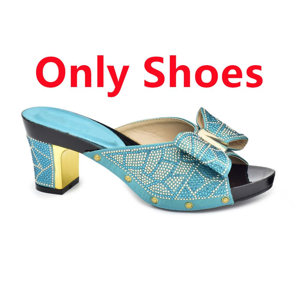 Tragen Sie außerhalb der Party eine Schleife, klobige Sandalen mit Rautenmuster und eine Party-Schuhtasche._voghion.com