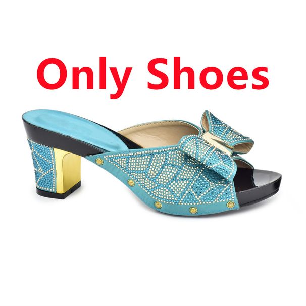 Tragen Sie außerhalb der Party eine Schleife, klobige Sandalen mit Rautenmuster und eine Party-Schuhtasche._voghion.com