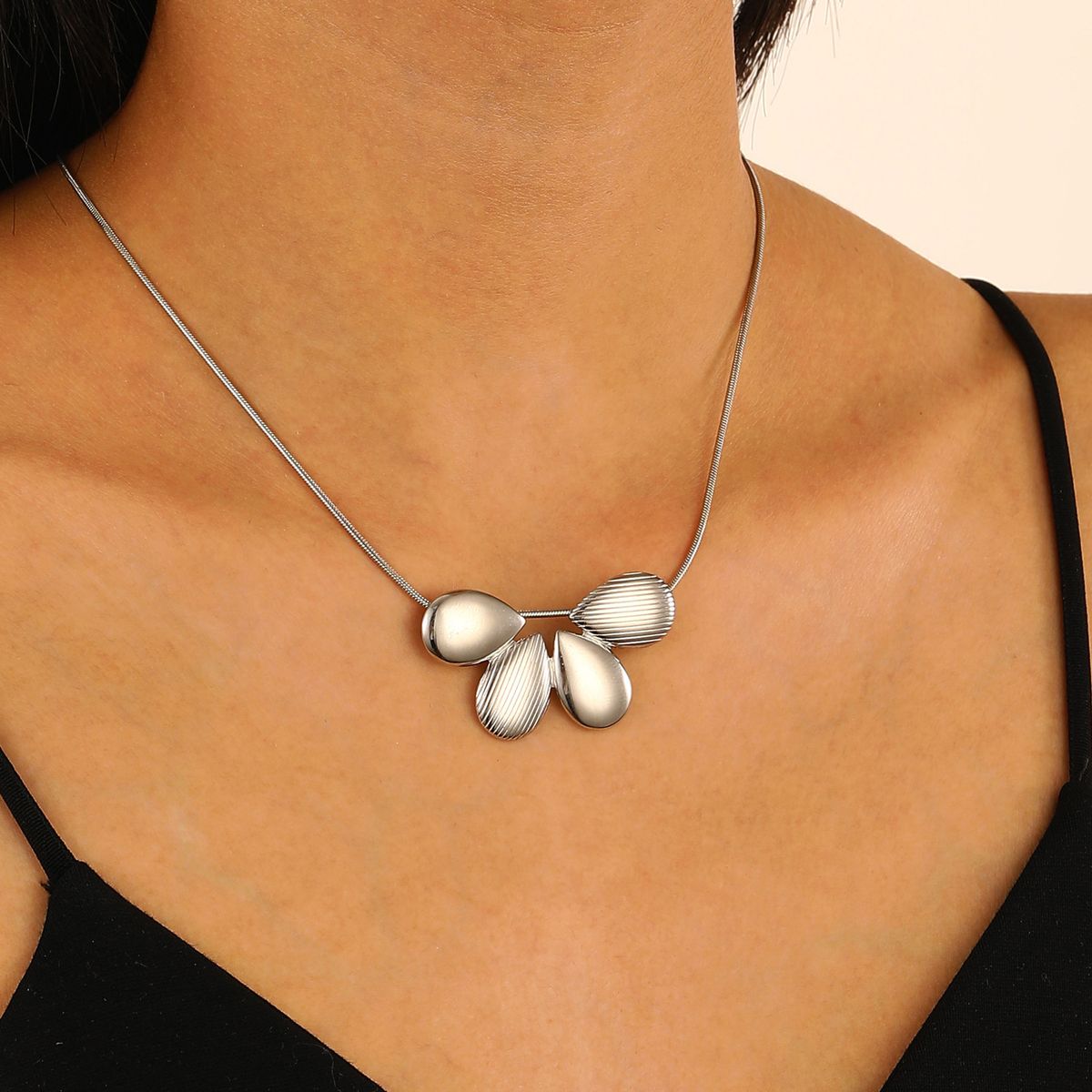 „Ins“ vandens lašo gėlės pakabukas iš nerūdijančio plieno, aukštos kokybės, neišblukęs moteriškas šalto vėjo raktikaulio grandinėlė_voghion.com