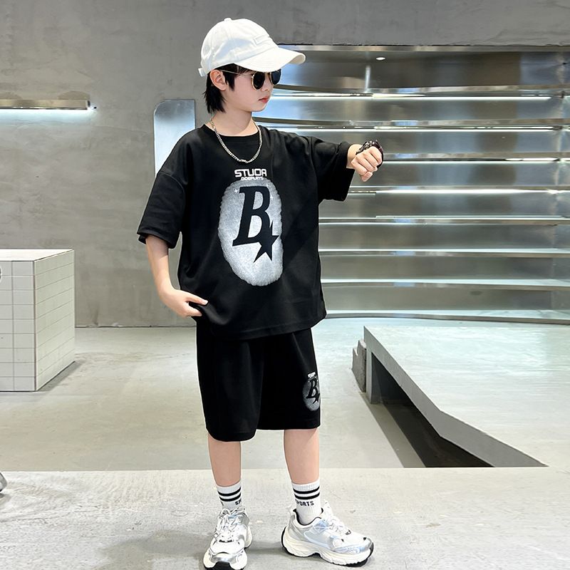 Kinderkleidung 2024 Neue Sommerkinder Kurzarm-Shorts-Anzüge für Jungen mit Buchstabendruck Lässiger Sport-Rundhals-Zweiteiler_voghion.com