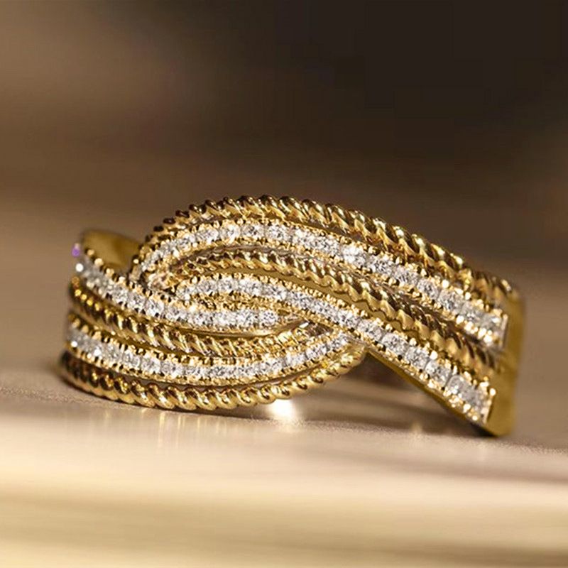 Cao Shichao's Flash Arm Ring Exudes An Elegant Temperament, With Exquisite Craftsmanship And Intersecting Lines_voghion.com