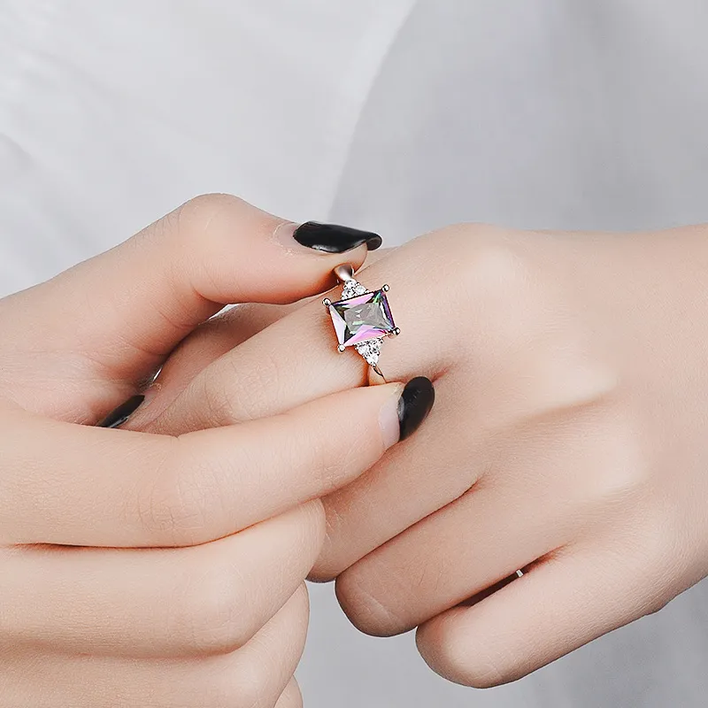 Radoši personalizēti varavīksnes gredzenu rotaslietas ar krāsainiem akmeņiem un dimantiem_voghion.com