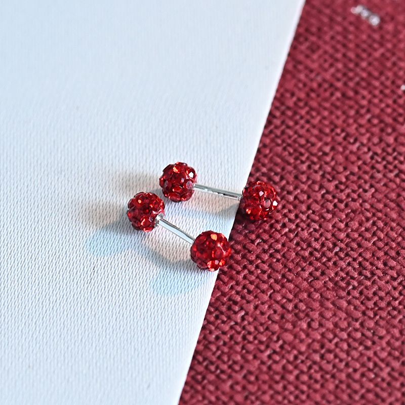 Orecchini a bottone con pallina di diamanti scintillanti in argento S999, design semplice e raffinato, con piercing all'orecchio._voghion.com