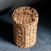 Handgewebter Rattan-Abfallkorb - Mini-Mülleimer im rustikalen Stil für Schlafzimmer und Büro_voghion.com