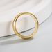 Prstan zlat, preprost gladek prstan, prstan za par, tekstura materiala, dolgotrajen prstan, ki ohranja barvo_voghion.com