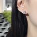 Pendientes de oro blanco con racimo de flores talladas y diamantes naturales de talla baguette redondos_voghion.com