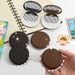 Einfachen, léiwen a kreativen Oreo Schockela-Keks-Spigel, portable fir dobaussen mat Kamm, Mini-Klappspigel fir Make-up_voghion.com