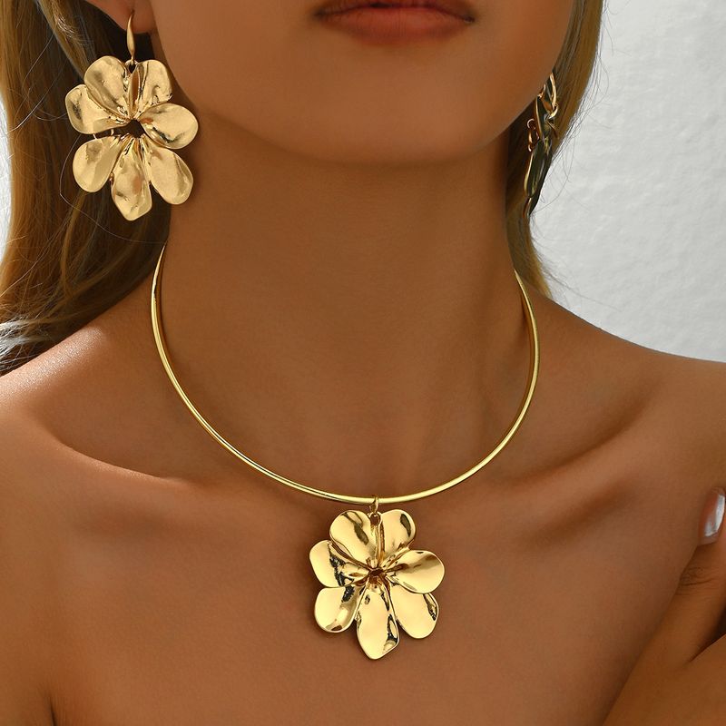 Fashion style women's necklace, jewelry set, niche flower earrings, high-end design collar_voghion.com