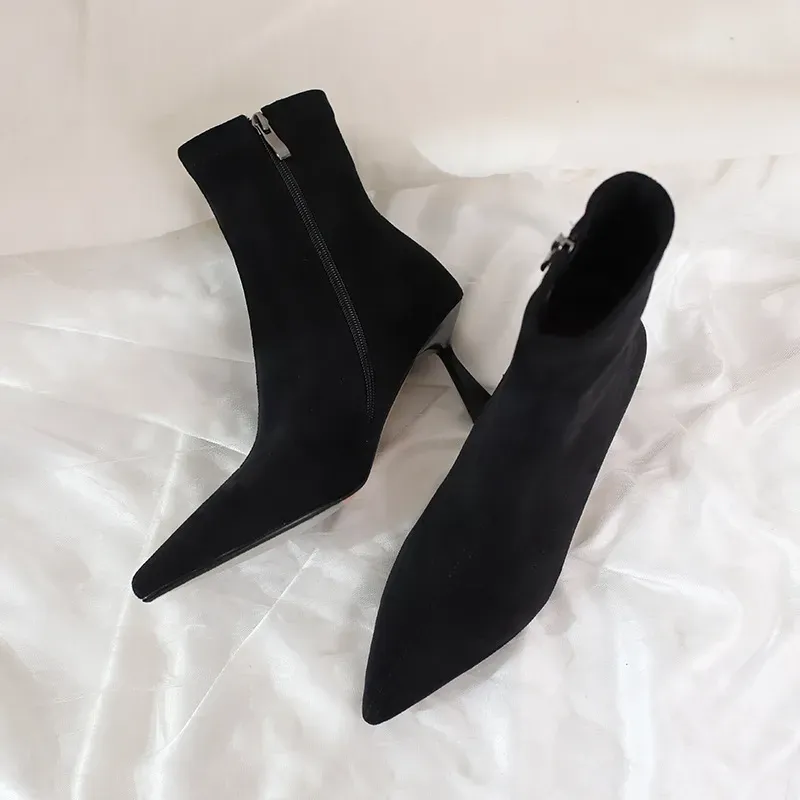 Kurze Winterstiefel aus Wildleder mit spitzer Zehenpartie und hohem Absatz für Damen, Schwarz/Khaki A130_voghion.com