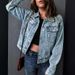 „Übergroße Jeansjacke für Damen – Lässige Distressed-Jacke im Relaxed Fit, Vintage-Jeansmantel in verwaschenem Blau für Herbst & Winter“_voghion.com