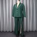 Vintage-inspirierter Blazer mit V-Ausschnitt und Perlenbesatz und geschlitzter Hose mit geradem Bein – elegantes zweiteiliges Set für Damen (Dunkelgrün)_voghion.com
