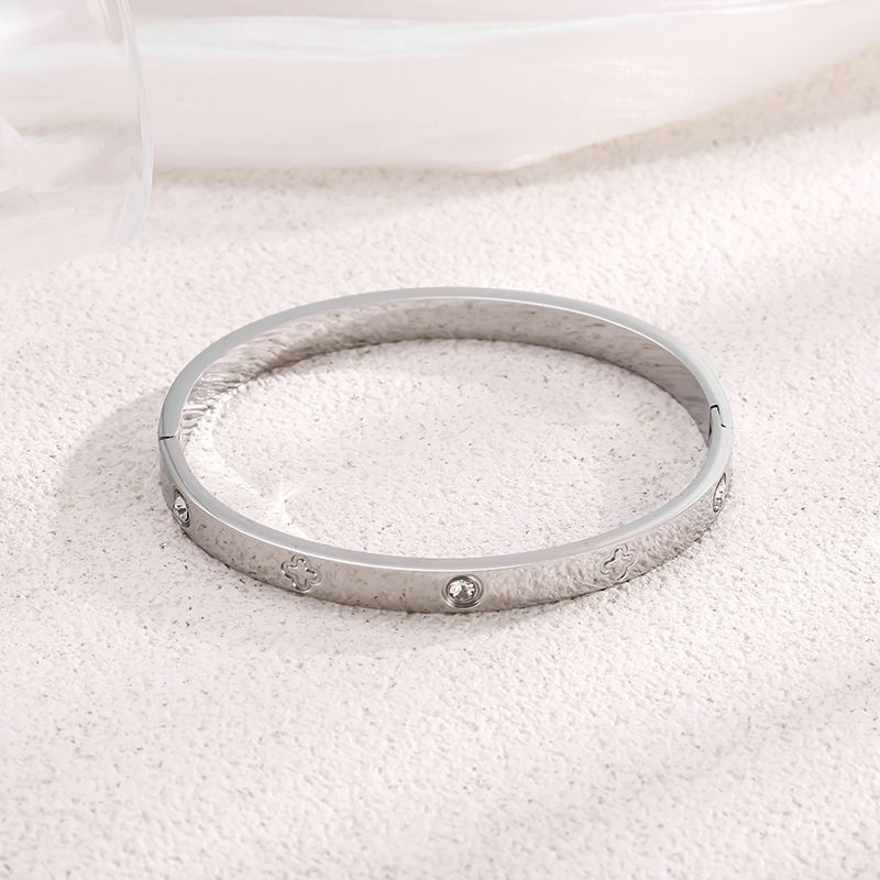 Bracciale da donna in acciaio inossidabile resistente allo sbiadimento con fiore a quattro foglie, semplice, alla moda ed elegante, di alta qualità_voghion.com