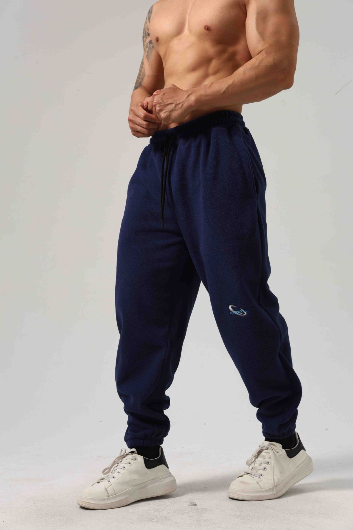 Pantaloni da jogging in pile a doppio strato da uomo – Scritta ricamata, coulisse in vita e polsini affusolati (nero/blu navy, M-XXXL)_voghion.com