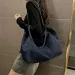 Große, stylische Denim-Schultertasche für Damen in Unifarben – mit viel Stauraum und Kette._voghion.com