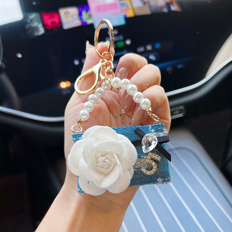 Kreatív dizájn Cowboy Camellia modell női autós, személyre szabott kulcstartó, divatos táska medál_voghion.com