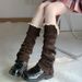 Calcetines grises de punto con forro polar, estilo retro con botones y trenzas, con mangas hasta la pantorrilla y puños._voghion.com