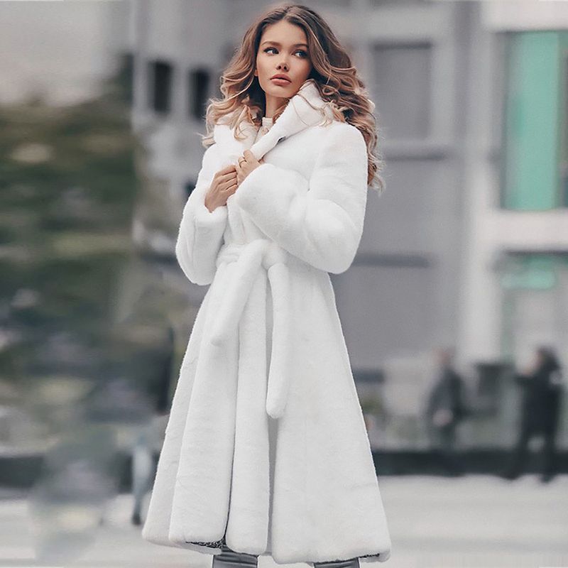 Abrigo cálido de moda para mujer con gorro._voghion.com
