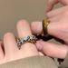 Anello versatile con croce in pietra occhio di tigre e doppio cerchio per donna, design unico, dito indice, stile personale_voghion.com